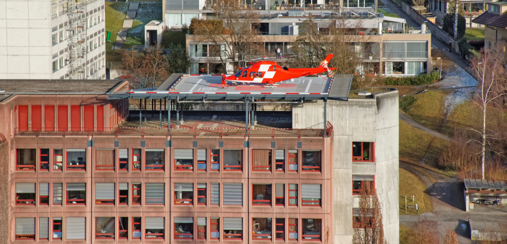 A hospital building with a flat roof showcasing the helicopter landing pad.